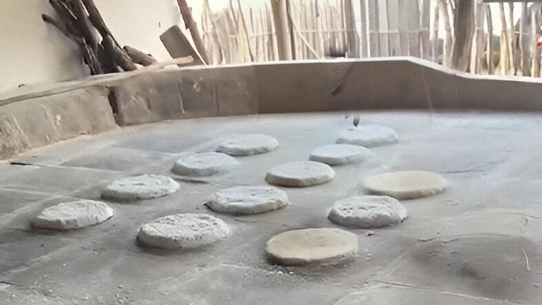 Forno a lenha torrando o beiju- Foto: Divulgação/CL
