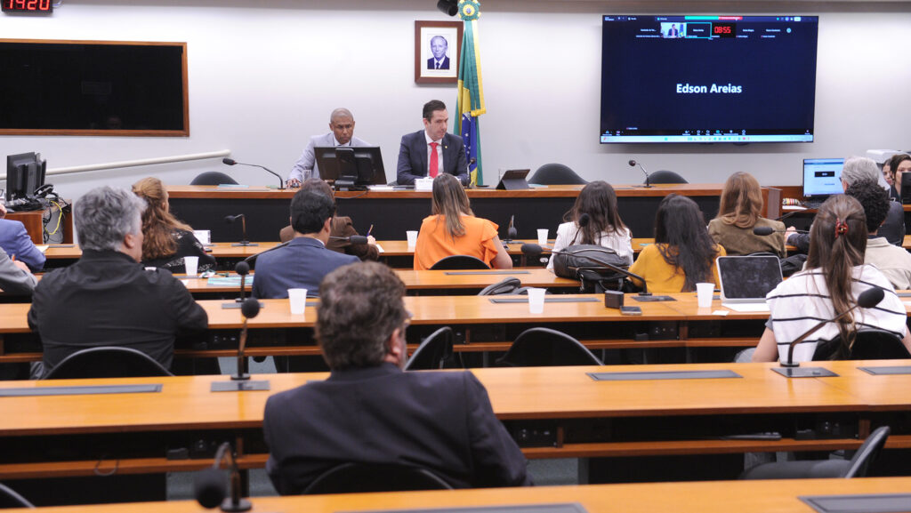 Deputado Eduardo Bismarck conduziu a audiência pública- Foto: Divulgação.