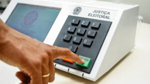 Urna eletrônica, demonstração de uso. Foto: Abradep.org