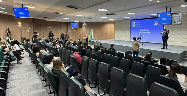 Na ocasião, foi distribuído o Miniguia de Registro de Candidaturas para os participantes - Foto: Divulgação/TRE-CE