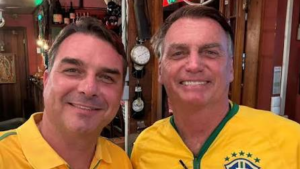 Senador postou, nas redes sociais, carta escrita pelo pai em seu favor - Foto: Facebook