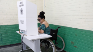 Cadeirante votando; este ano, TREs disponibilizarão transporte para pessoas com deficiência - Foto: Alejandro Zambrana/Secom/TE