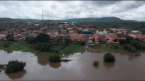 Rio Jaguaribe cruzando a cidade de Saboeiro - Foto: Divulgação