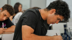 Especialistas revisam os conteúdos mais cobrados, resolvem questões e apresentam estratégias para a reta final de preparação - Foto: Divulgação