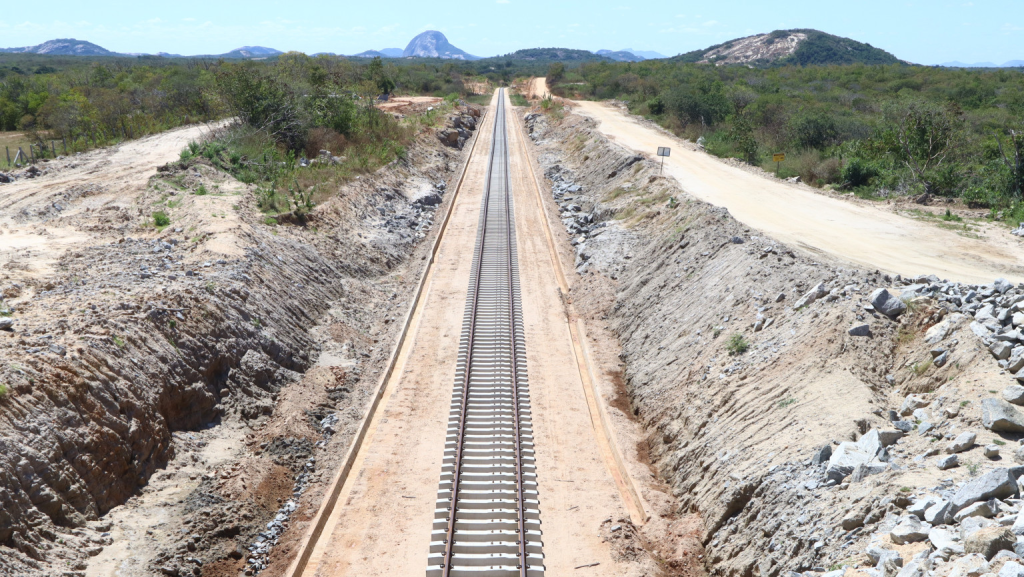Ao lado do presidente Lula, governador participou da cerimônia que marcou o avanço das obras, em Quixeramobim - Fotos: Estácio Júnior