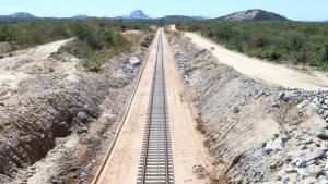 Ao lado do presidente Lula, governador participou da cerimônia que marcou o avanço das obras, em Quixeramobim - Fotos: Estácio Júnior